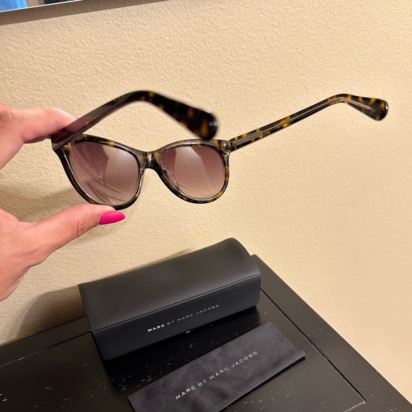 MARC BY MARC JACOBS Sunglasses - Picture 3 of 7